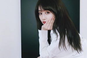 哇塞！小七身穿白衬衫美美自拍，这你们受得了嘛？